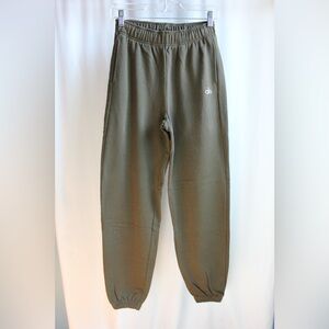 Alo Yoga, Accolade Sweatpant, Dark Olive, Size: XXS.